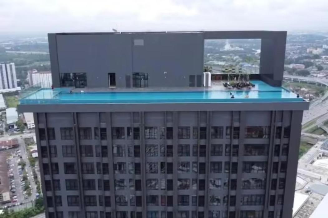 Sky Pool 4 Star Grade In I-city Apartment